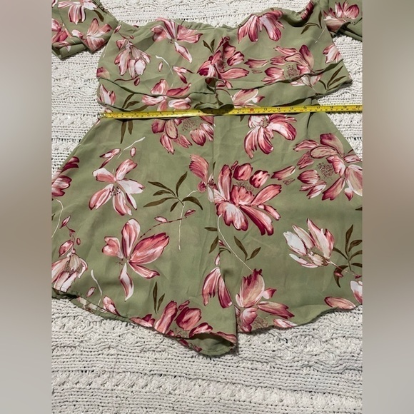 • Floral Romper

• Ruffle Detail
• Hidden Back Zipper
• 100% Polvester - Picture 8 of 14